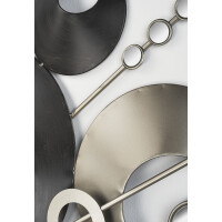 Wandbild mit Kreisen und Spiegeln aus Metall in den Farben grau und silber